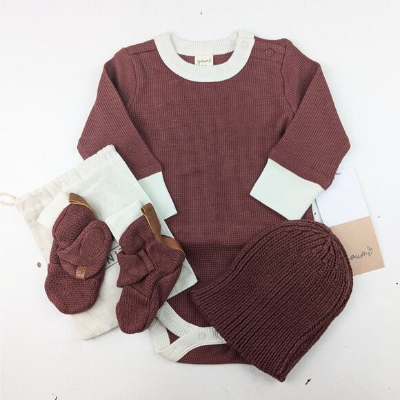 Goumi Waffle Bodysuit w/Matching Hat & Booties - Picture 1 of 10